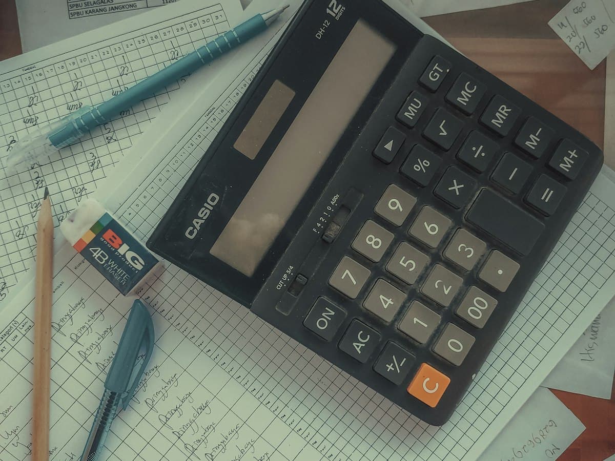 Calculadora sobre uma pilha de documentos contábeis